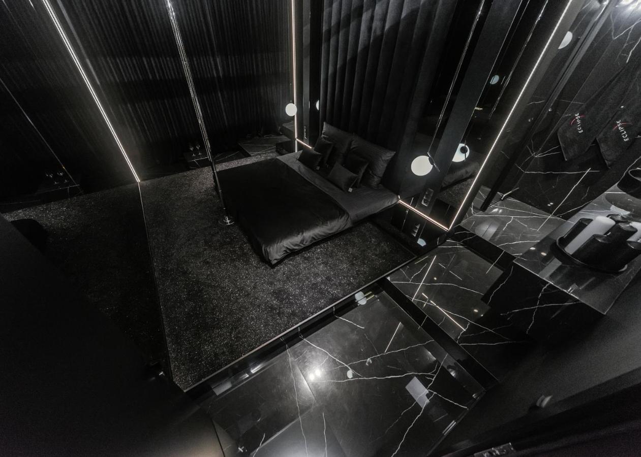 Apartment Eclipse Black